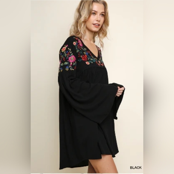 Umgee embroidered Flattering Boho Floral‎ V-Neck Long Bell Sleeve dress sizeM - Picture 2 of 11